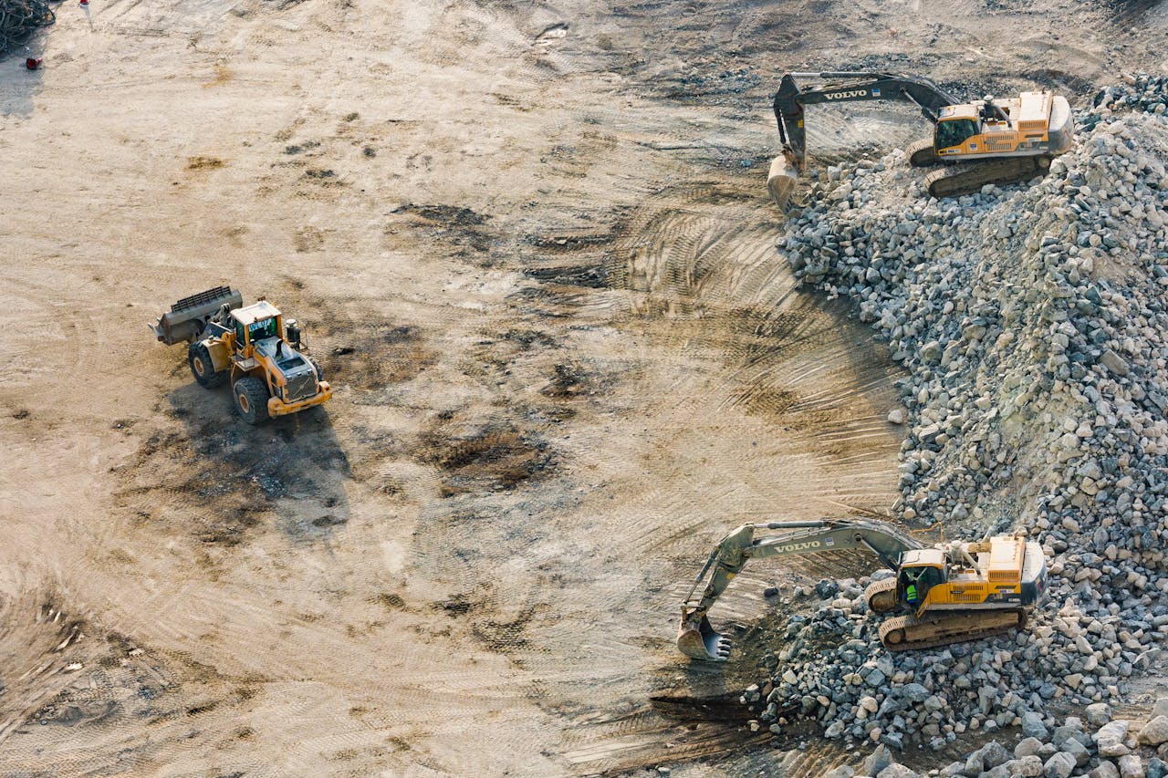 Mastering the First Impression: Your intriguing post title goes here Aerial shot of heavy machinery working on a construction site in Dubai.